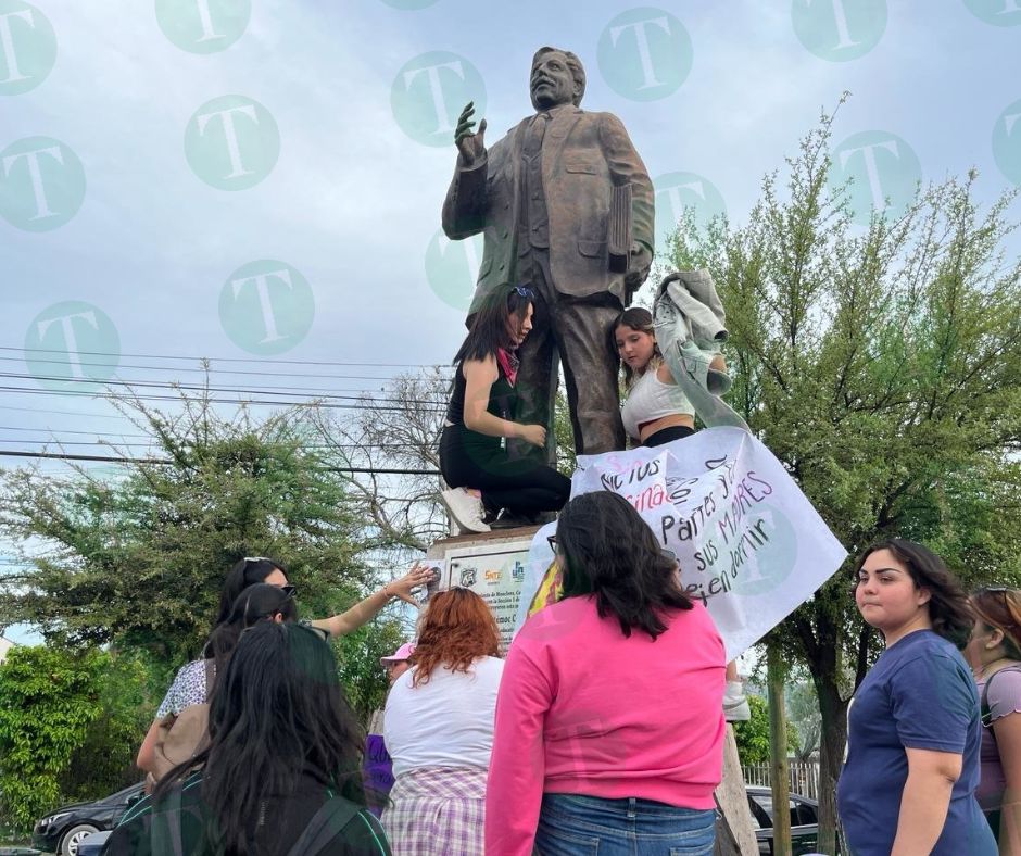 Municipio repara la estatua del Maestro Cuauhtémoc Cortés
